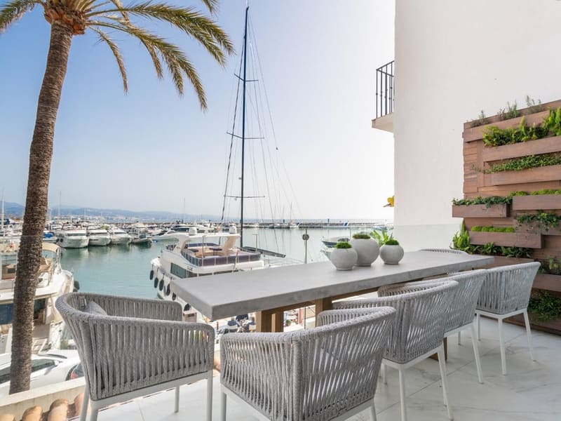 Questates: apartment terrace overlooking the Puerto Banús marina